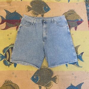 Wrangler light wash jean short